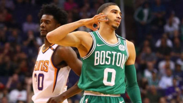 Bintang muda Boston Celtics, Jayson Tatum (kanan)