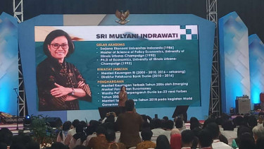 Sri Mulyani di depan para CPNS di Istora Senayan, Jakarta.
