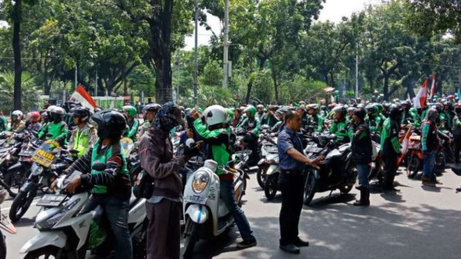 Pengemudi ojek online saat demo di depan Istana Merdeka, Jakarta.