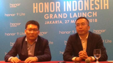 Presiden Honor George Zhao (kanan) dan Presiden Honor Indonesia, James Yang.