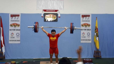 Atlet angkat besi Indonesia.