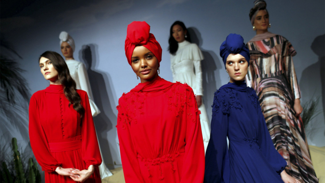 Halima Aden saat peragaan busana muslim 