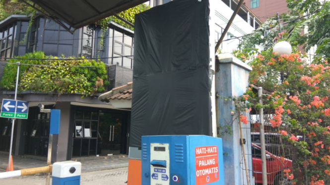 Plang 4play hotel Alexis ditutup pakai plastik