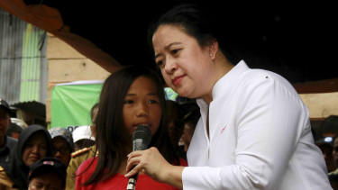 Menteri Koordinator Bidang Pembangunan Manusia dan Kebudayaan Puan Maharani (kanan)
