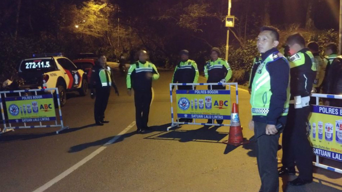 Akses ke Puncak Pas ditutup sementara karena longsor.