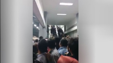 Penumpang kereta api semrawut di Stasiun Duri.
