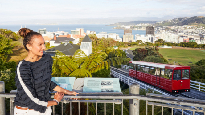 Nadine Chandrawinata di Wellington, Pulau Utara Selandia Baru.