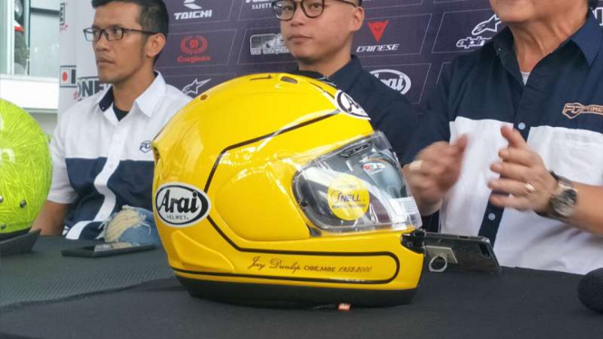 Helm Arai edisi Joey Dunlop