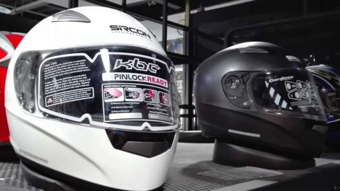 Helm Arai.