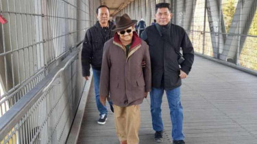 Presiden RI ke-3, BJ Habibie saat jalan-jalan di Jerman.