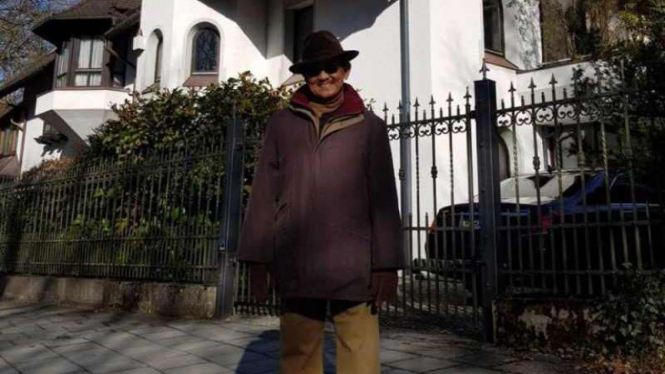 Presiden RI ke-3, BJ Habibie saat jalan-jalan di Jerman.