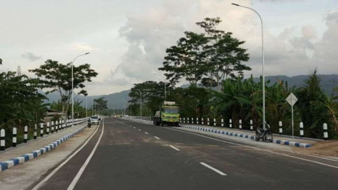 Jalan Lintas Pantai Selatan (Pansela) Jawa.