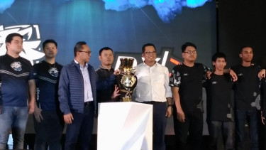 Ketua MPR Zulkifli Hasan di depan piala Mobile Legends.