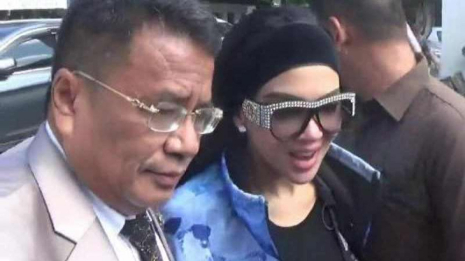 Syahrini dan Hotman Paris 