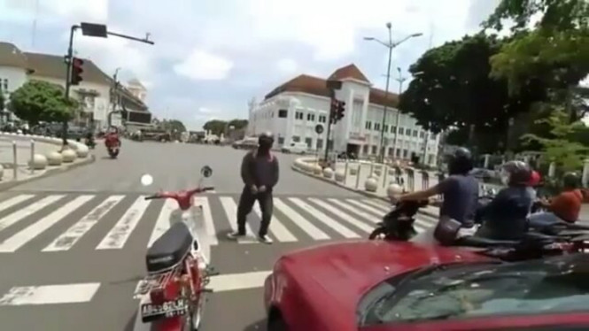 Pengendara motor joget di zebra cross