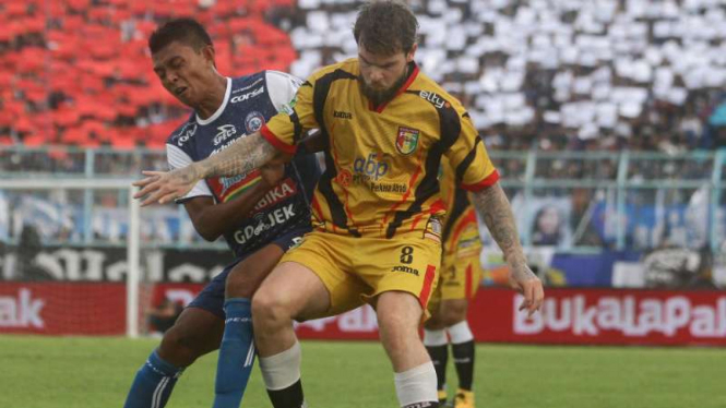 Danny Guthrie saat membela Mitra Kukar