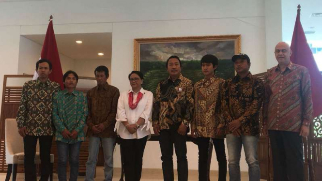 Sandera WNI yang dibebaskan dari Benghazi bersama Menlu RI dan Pejabat Kemlu
