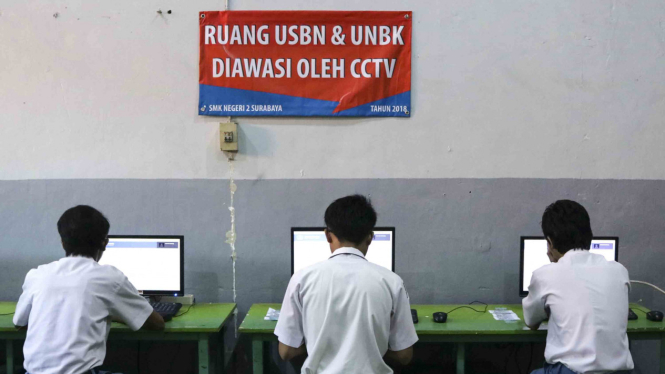 Sejumlah pelajar mengikuti Ujian Nasional Berbasis Komputer (UNBK) 