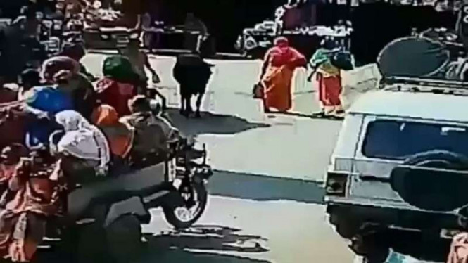 Motor roda tiga kelebihan muatan