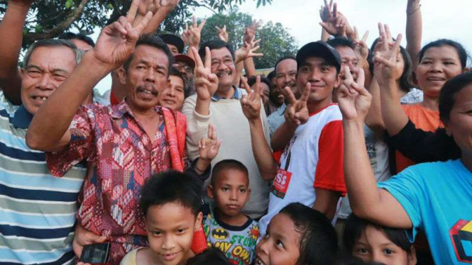 Calon gubernur Sumatra Utara, Djarot Saiful Hidayat, bersama simpatisan pendukungnya di Medan pada Selasa pagi, 3 April 2018.