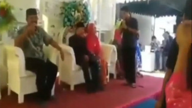 Pria menyanyi di pernikahan mantan.