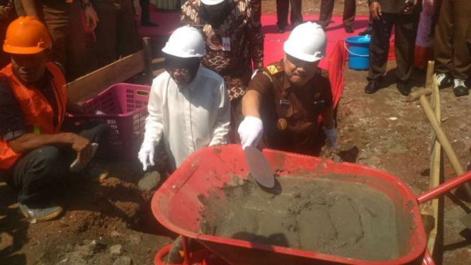 Kepala Kejati Jawa Timur Maruli Hutagalung dan Wali Kota Surabaya Tri Rismaharini dalam peletakan batu pertama pembangunan rumah dinas Kepala Kejati Jatim di Surabaya pada Selasa, 3 April 2018.