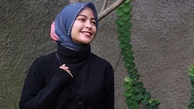 Tantri Kotak berhijab