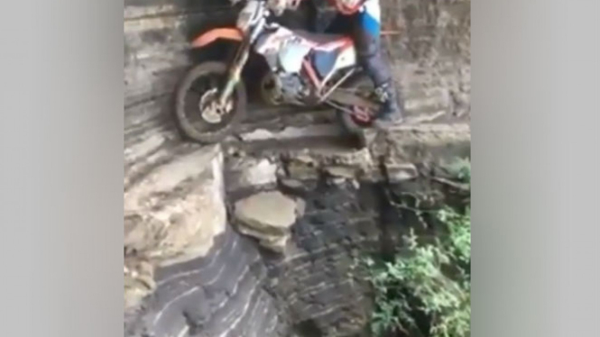 Melewati pinggir jurang dengan motor trail.