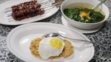 Nasi goreng, sate ayam dan sayur bayam.
