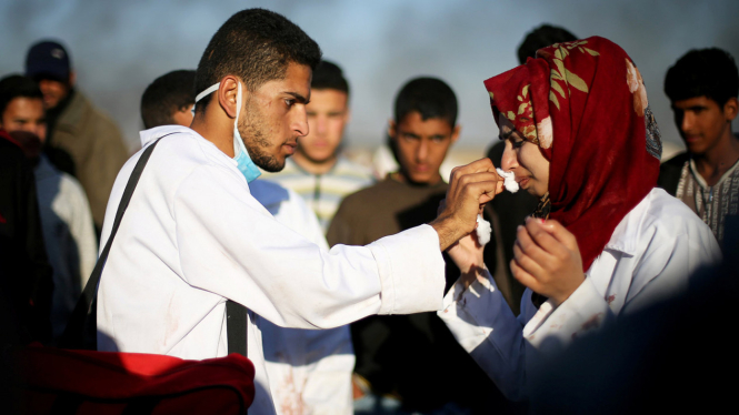 Perjuangan paramedis Palestina saat bentrokan di Jalur Gaza