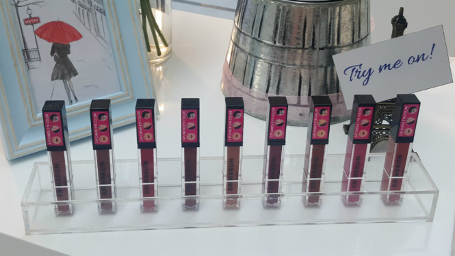 Satu lipstick untuk tiga fungsi: pemulas bibir, mata, dan pipi