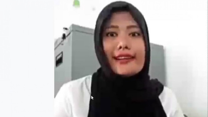 Wanita membacakan puisi balasan untuk Ibu Sukmawati.