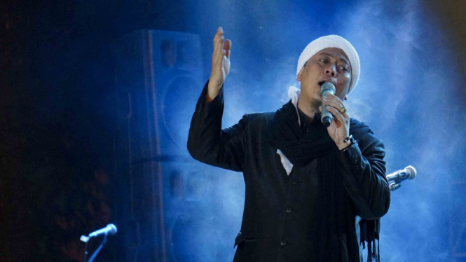 Penyanyi lagu religi Aunur Rofiq Lil Firdaus atau Opick