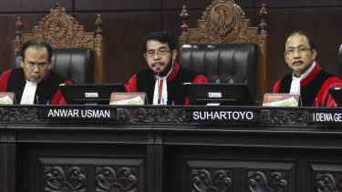 Ketua Majelis Hakim Mahkamah Konstitusi (MK), Anwar Usman (tengah)