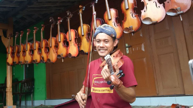 Ngatmin dan biola bambunya.