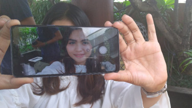 Oppo F7.