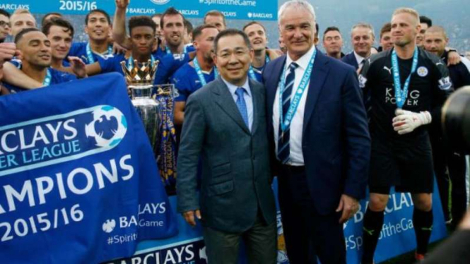Bos Leicester City, Vichai Srivaddhanaprabha bersama para pemain.