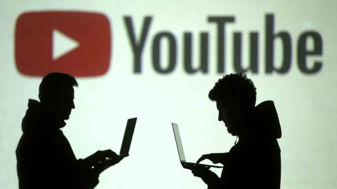 Siluet pengguna perangkat di antara logo Youtube