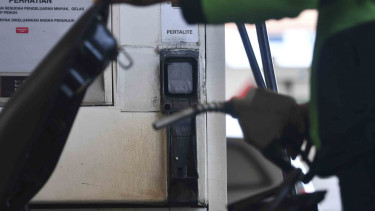 Pengendara motor mengisi kendaraannya dengan BBM jenis Pertalite di SPBU Cikini