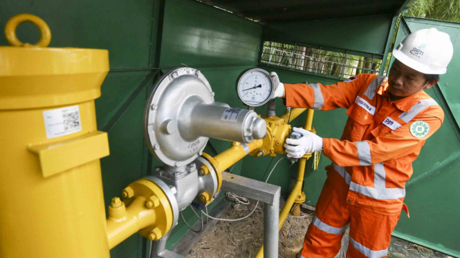 Petugas Perusahaan Gas Negara (PGN) memeriksa aliran gas pelanggan hotel Novotel