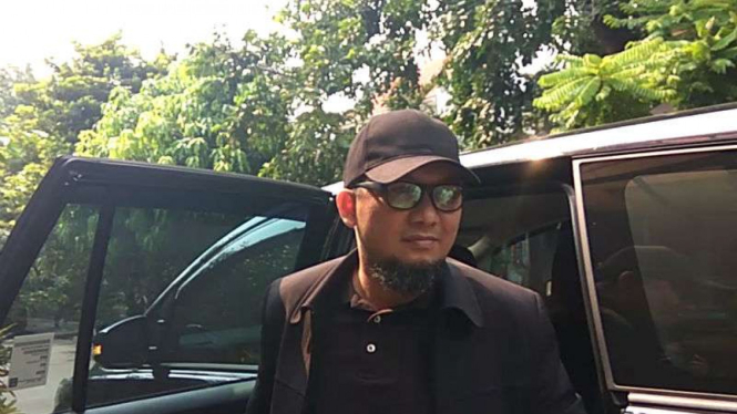 Penyidik KPK Novel Baswedan pulang dari pemeriksaan mata di Singapura
