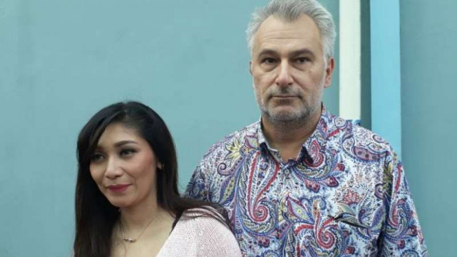 Baby Margaretha dan suami bulenya, Christian