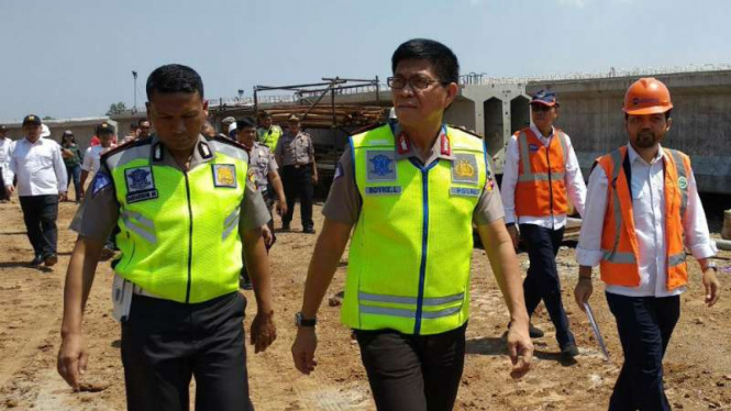 Kepala Korps Lalu Lintas Polri Irjen Pol Royke Lumowa meninjau Tol Trans Jawa