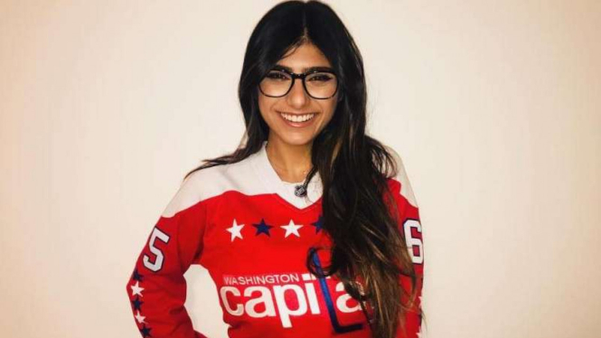 Mia Khalifa, eks bintang film porno yang kini jadi presenter olahraga.