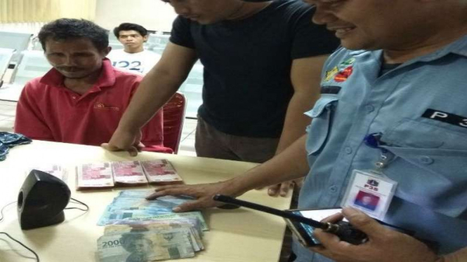 Leonard saat memperlihatkan uang Rp28 juta.