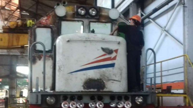Perbaikan lokomotif kereta.