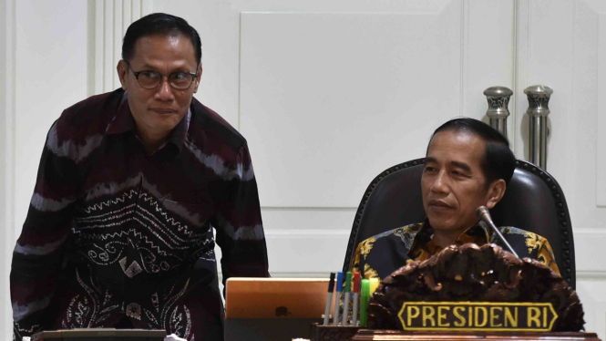 Presiden Joko Widodo (kanan) berbincang dengan Kepala BPS Suhariyanto (kiri)