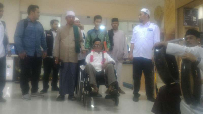 Nyak Sandang disambut selawat oleh santri di Bandara Sultan Iskandar Muda, Aceh Besar, Aceh, pada Jumat, 6 April 2018.
