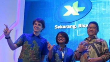 Direktur Utama PT XL Axiata Tbk, Dian Siswarini (tengah).