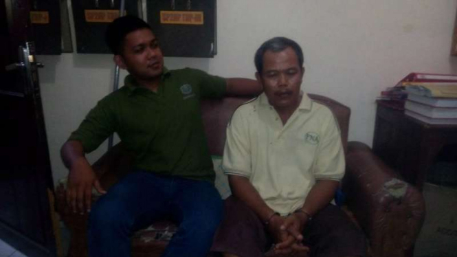 Subandi, pelaku penikaman terhadap istri sendiri (kanan).